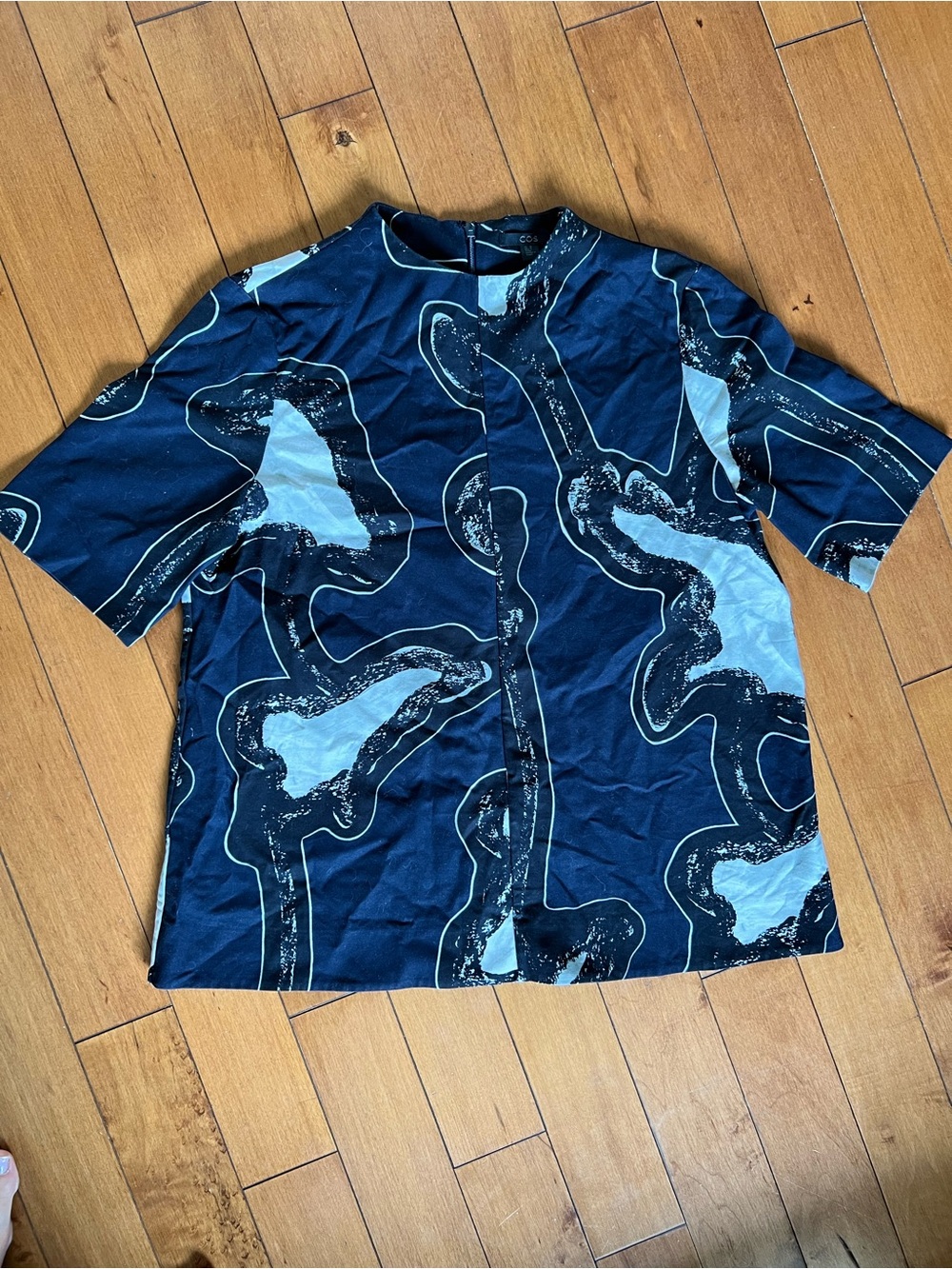 Women’s Short-Sleeve Patterned Blouse in Navy Blue